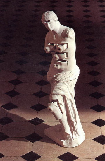Дали Сальвадор (полн. Сальвадор Фелипе Хасинто Дал): Венера Милосская с ящиками